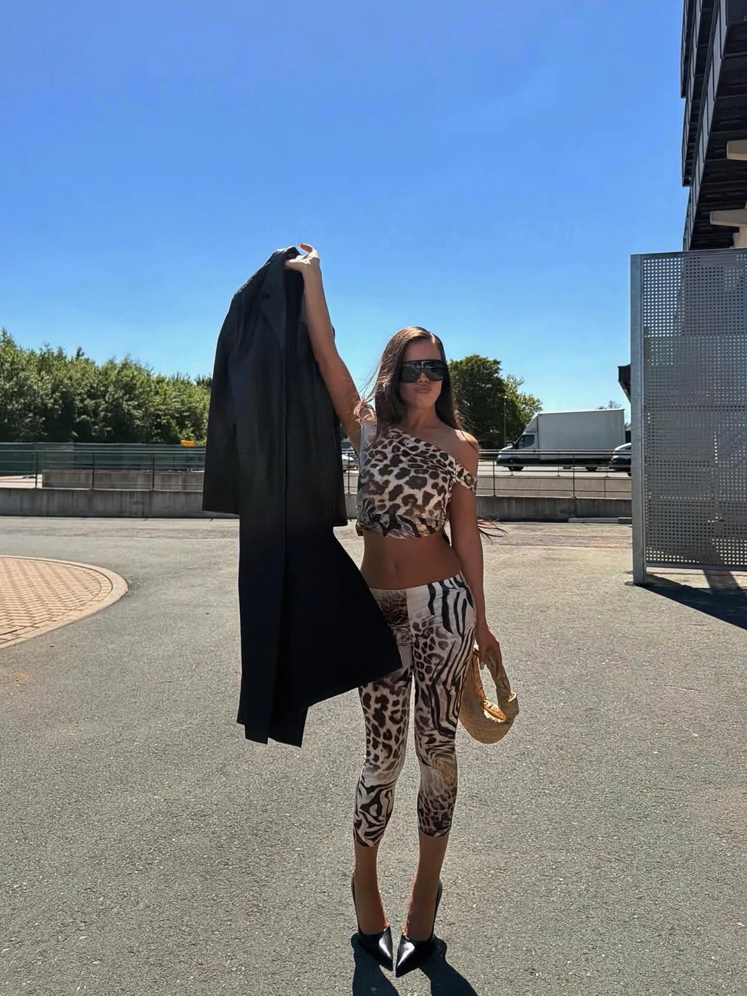 Capri Pants Just Got the IT Girl Treatment: 10 Chic Looks to Wear Right Now